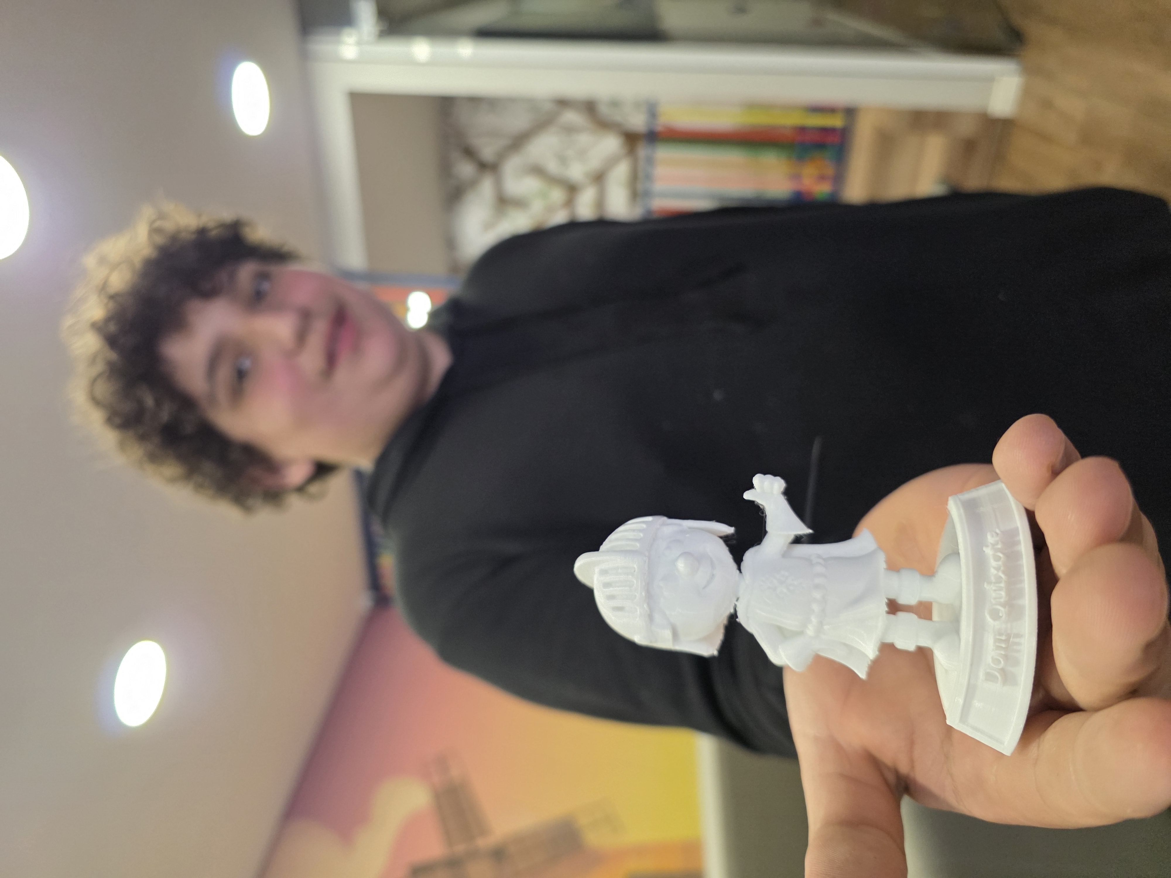 Gabriel Noble com as miniaturas em 3D do personagem do Espaço Dom Quixote